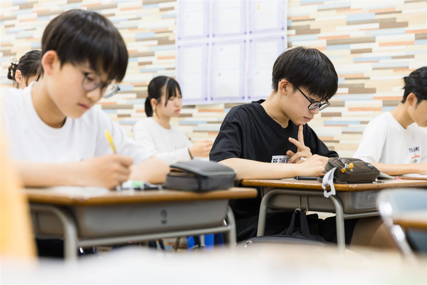 集団授業で問題に取り組む中学生