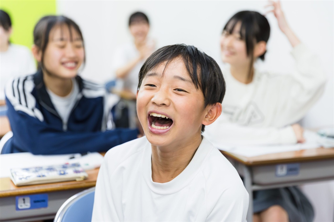 授業中に笑顔を見せる中学生