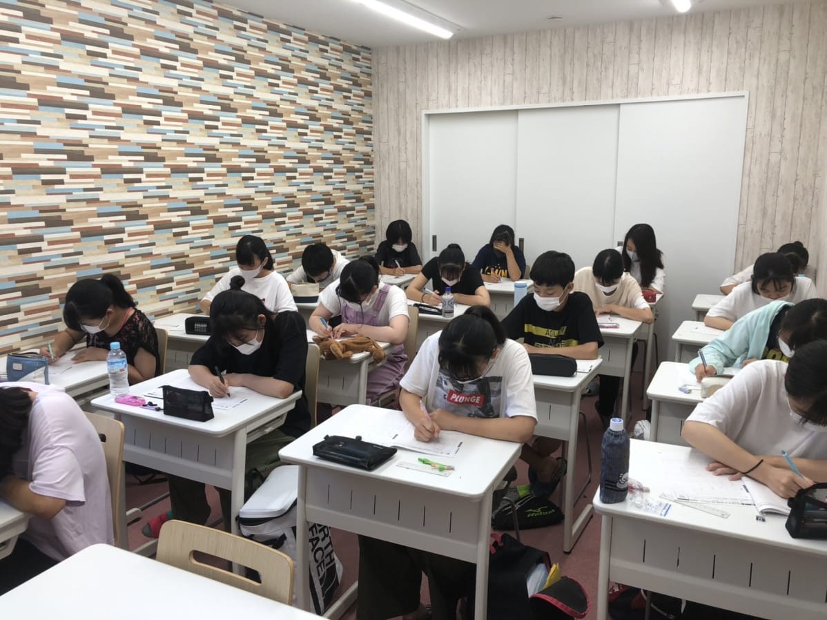 テスト前に教室で学習する中学生たち