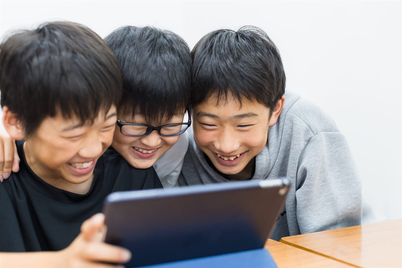 タブレットで学ぶ生徒たち